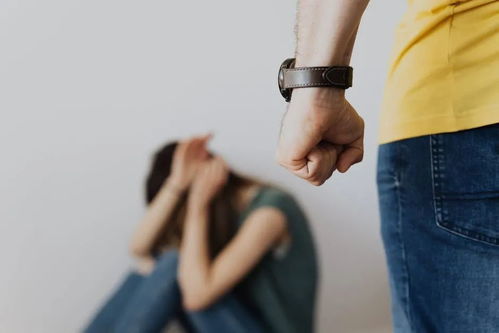 孕婦遭遇家庭暴力，阻止丈夫刷禮物，肚子被踢至青紫