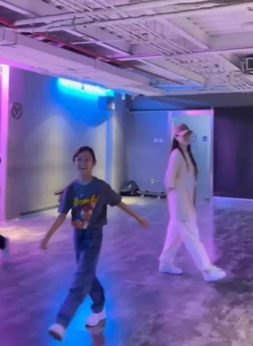 李小璐與女兒合體跳舞，母女共舞的溫馨畫(huà)面