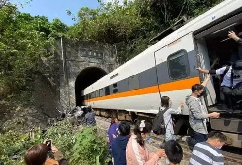 列車被吊臂砸中，乘客發(fā)聲