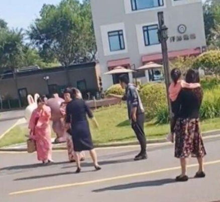 女子穿和服在南京景區(qū)拍照遭怒懟