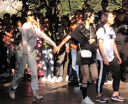 男子因穿高跟鞋走紅，意外帶火一個(gè)村落的傳奇故事