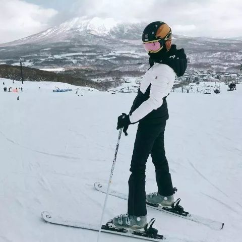 滑雪道上的意外邂逅，當(dāng)身后突然沖出一群高手