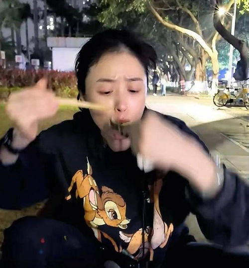 蔣欣路邊攤狂吃生蠔
