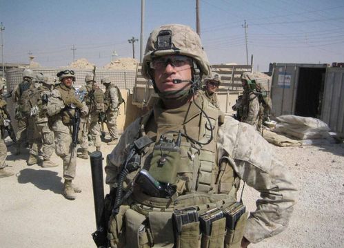 俄軍士兵穿防彈背心徒手排爆