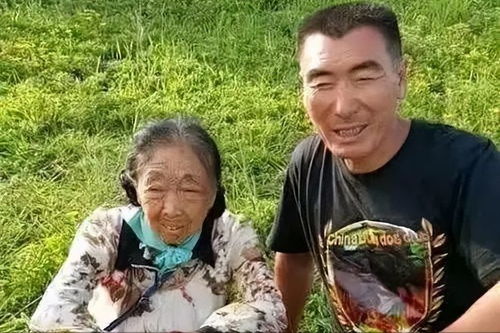老妻少夫差20歲，跨越年齡界限的情感故事