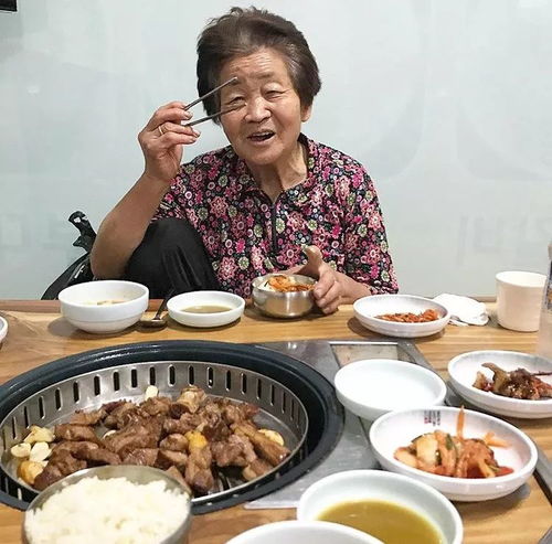 88歲爺爺當(dāng)吃播后秒變18歲，美食與活力的傳承