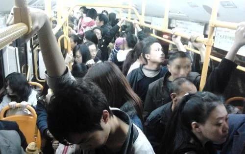 娃坐公交車突然看到巨幅海報的溫馨瞬間