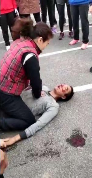 街頭握手挑戰(zhàn)，30歲腦癱患者的勇敢之旅