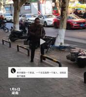 盲人憤怒將占用盲道的電動車推倒