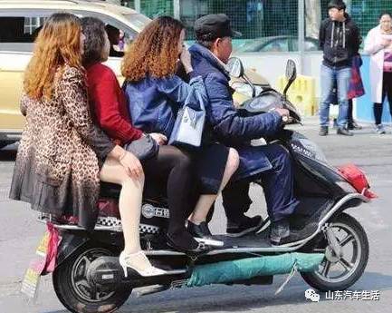 大爺拿走女子電動(dòng)車擋風(fēng)被當(dāng)新衣的事件