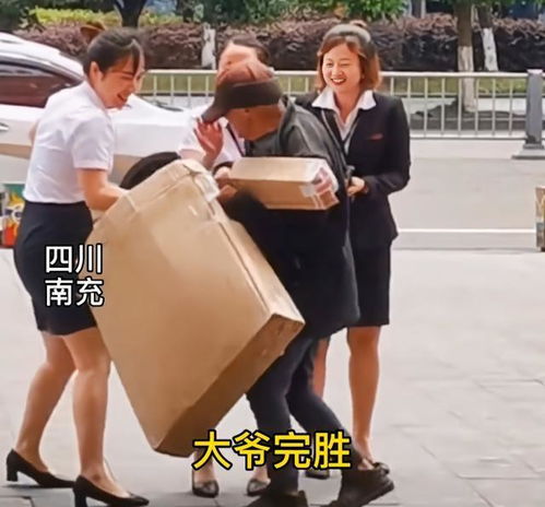 大爺拿走女子電動(dòng)車擋風(fēng)被當(dāng)新衣的事件