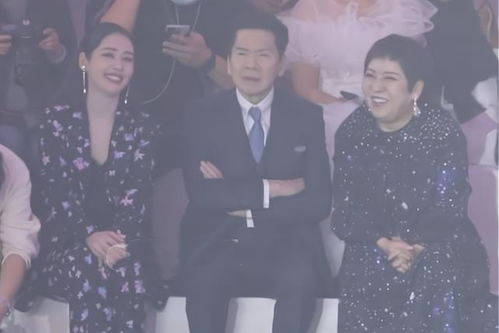向佐換發(fā)型了