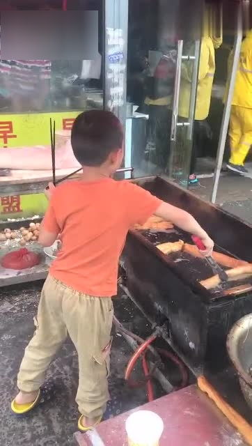 父親賣(mài)早餐，6歲女兒獨(dú)自在家墜樓
