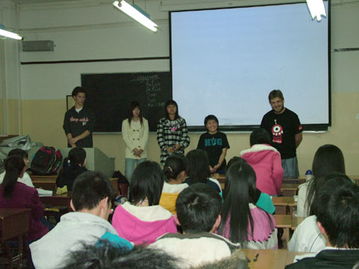 大學(xué)生白天上課晚上搬牛