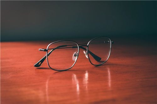 為什么一摘眼鏡就聽不清？