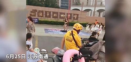 女子假扮機器人回家被大媽圍觀