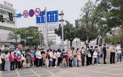 開學(xué)第一天小學(xué)倒閉？當(dāng)?shù)鼗貞?yīng)