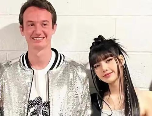 LV三公子赴泰國陪Lisa共度情人節(jié)
