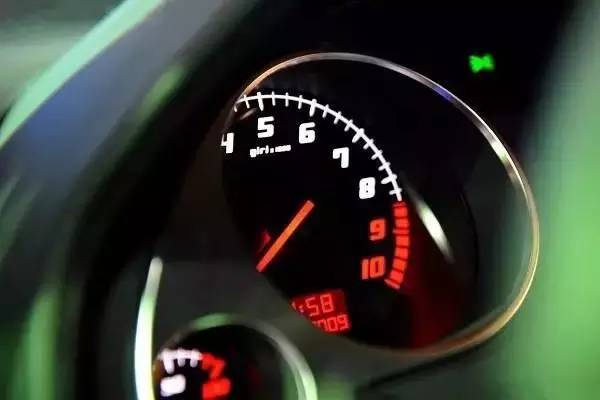 行駛中汽車轉(zhuǎn)速多少