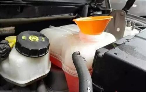 汽車防凍液放多少好些