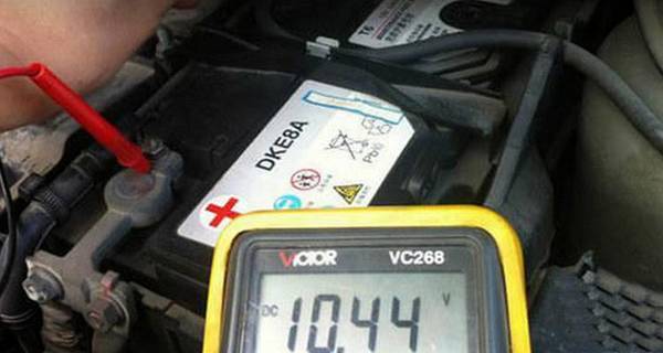 汽車怎么查看電瓶剩多少,汽車怎么查看電瓶剩多少電量