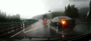 汽車高速開多少危險啊,汽車高速開多少危險啊視頻