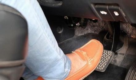 汽車油門踩多少油好點(diǎn),汽車油門踩多少合適 汽車油門踩多少油好點(diǎn),汽車油門踩多少合適